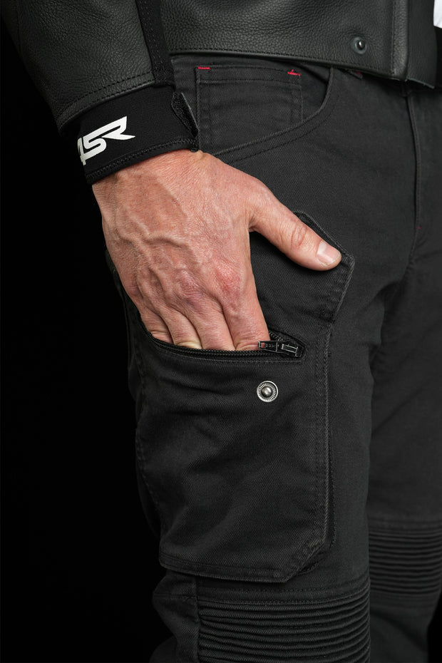 4SR Tourismo Black motorcycle jeans secure side pocket with zipper and snap button, demonstrated with rider’s hand for accessibility.